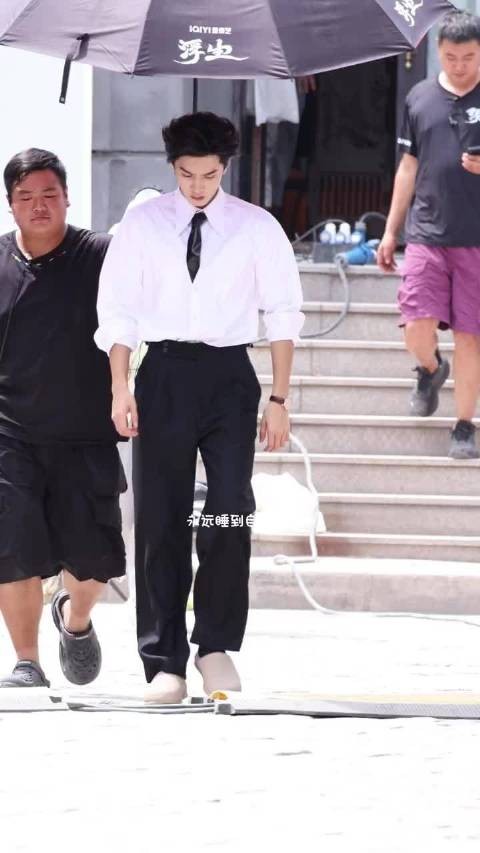 陈哲远浮生今日份新鲜路透小合集，走路完全是daddy级别啊