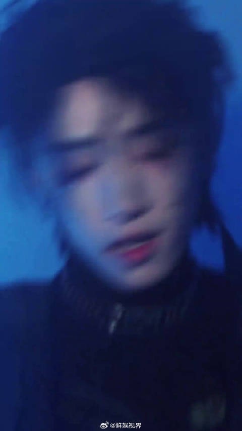 芒果夜严浩翔舞台片段循环无数遍,动作利落干脆,开口瞬间…