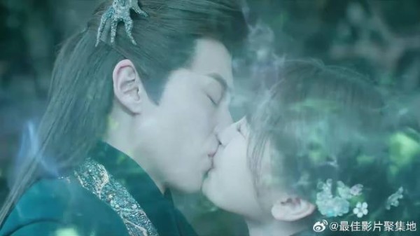 东方青苍眼看被杀 小兰花当众强吻他,长珩心碎了