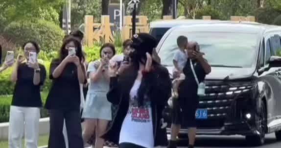 虞书欣上班每天重复做个同样的小动作百看不厌