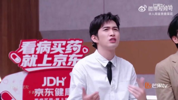外形看着迷你像手办，站上舞台气场直接翻盘，反差感太有意思了