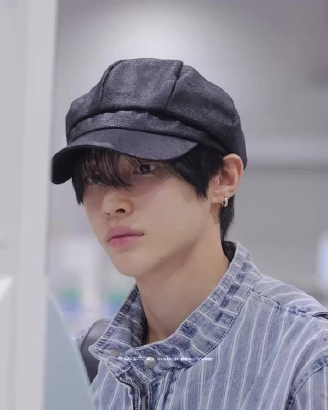 今天反应很好的元彬出境机场Look，贝雷帽+黑框眼镜，完全养眼！