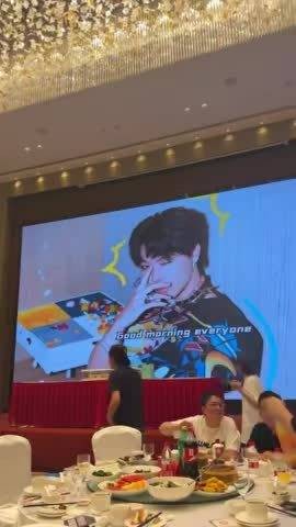 好家伙！法老居然在庆功宴上放了福克斯的新歌！ 这真是活死人所有都在了