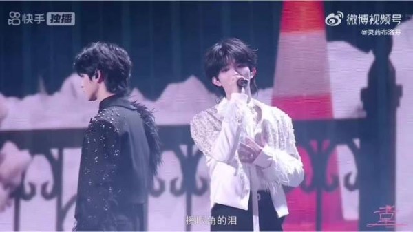 朱志鑫苏新皓双人舞台《一万遍》！声线适配，默契天成，舞台氛围感直接拉满