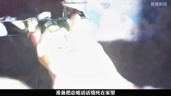 女孩夹带伤照片在作业本,学生发现真相后反锁凶手