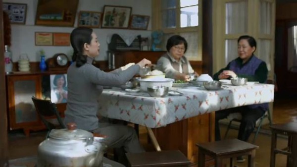 18.一家人吃早饭,中间一碗菜不让动,儿子瞬间变脸