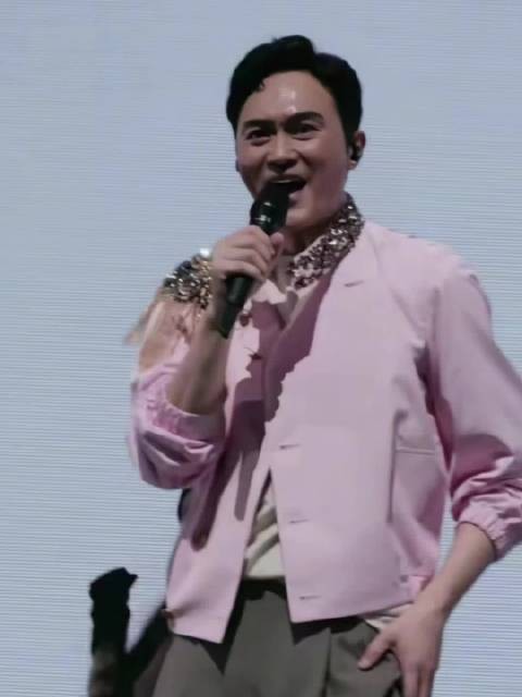 好多年没听张智霖唱歌,差点都忘了他以前也是歌星