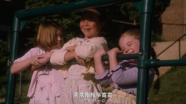 怦然心动开学重逢，朱莉当众拥抱布莱斯