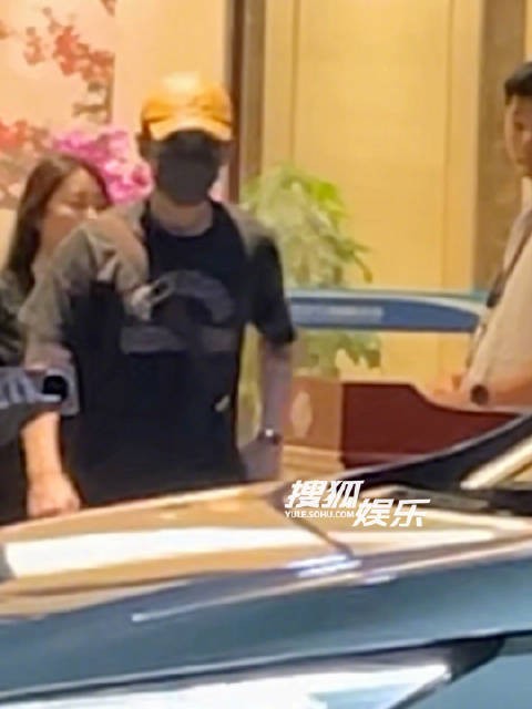 武汉到达，听到粉丝呼喊自己，龙哥点头打招呼，低调帅气