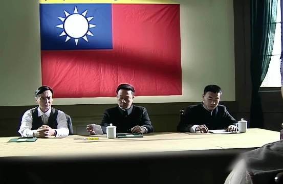 余则成卧底身份险些暴露,最后成功暗示李海丰完成锄奸任务潜伏