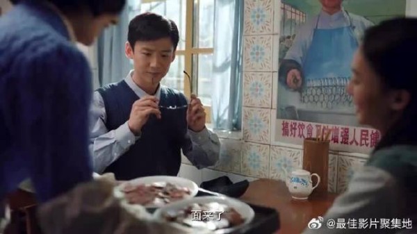 老板放的肉太多 汪新怀疑有事,下一秒发现了真相