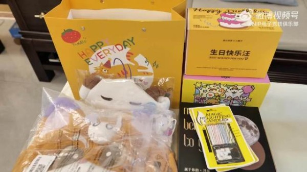 切蛋糕,吹蜡烛,一起开启小厚哥的美好新岁 再次祝HOYA选手生日快乐!