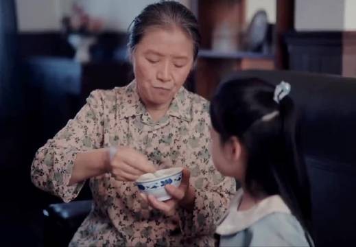 孙女奶奶都不愿意带回老家养，嫌丢人！