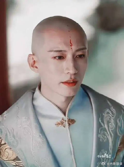 易文君的两个儿子都可怜