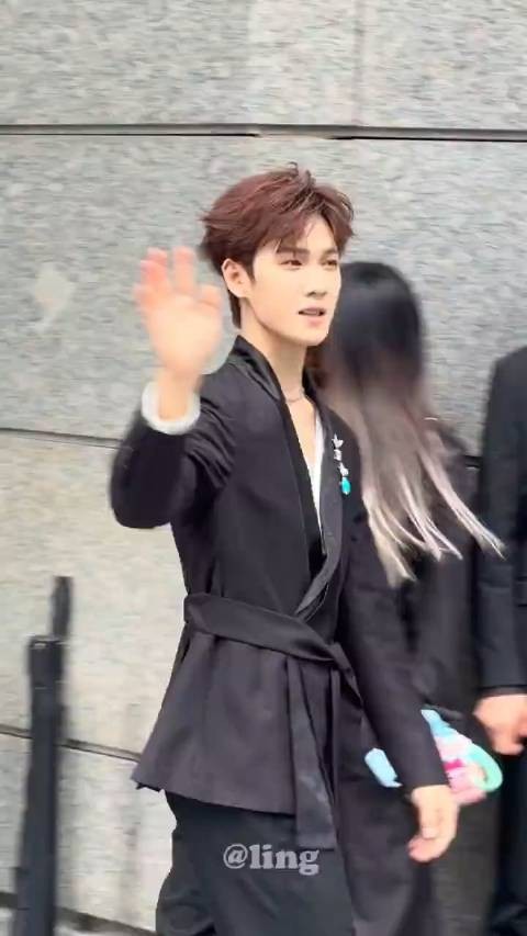 李昀锐深V黑西装配Tiffany胸针，矜贵帅气