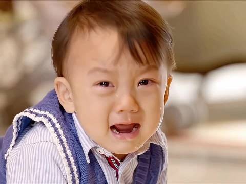 儿子被开水烫的哇哇直哭，不料妈妈的做法让人看了气愤