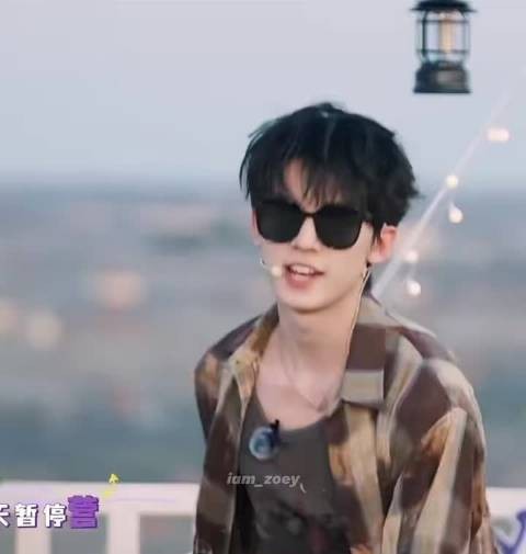 左航扭头撞见苏新皓,舞台贴贴逗乐众人