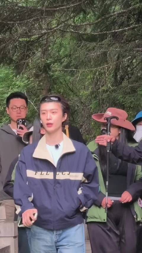要不是看到黄sir手里拿着个️都反应过来