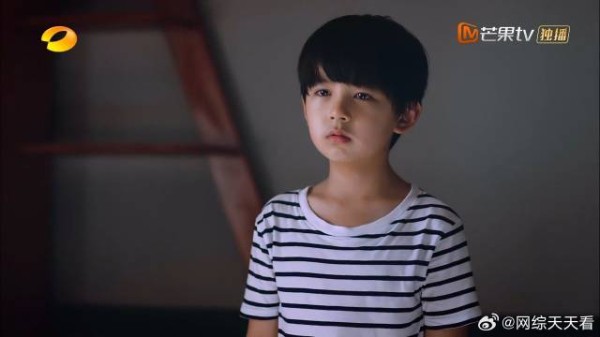小凌霄偷藏妹妹照片，被妈妈发现，下秒就垃圾桶见