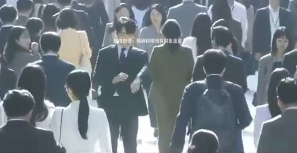帅气男人街头漫步引普通人目光