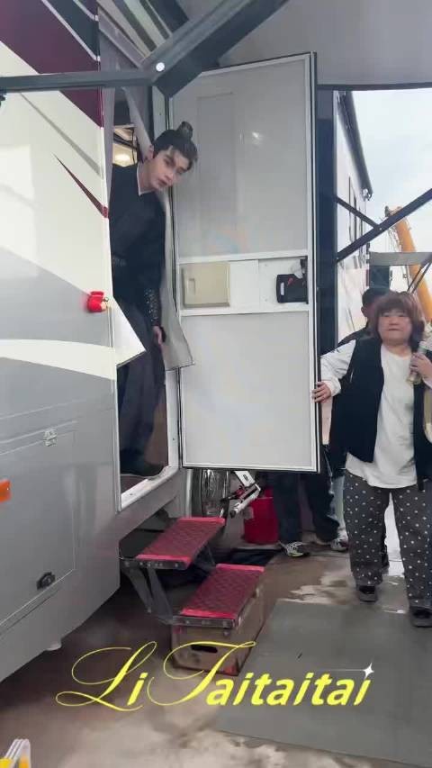 何与生日会韩国粉丝组团到场,中韩粉丝齐聚