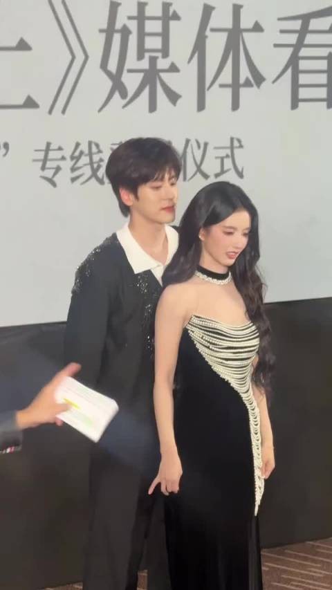 双人舞ending意外撞鼻子,突如其来的近距离,粉红氛围感直接拉满