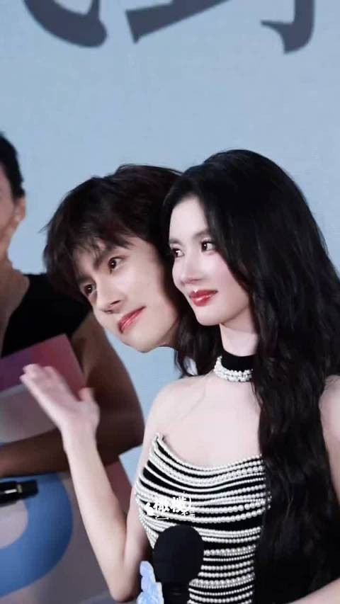 终于不再是重复的换乘恋爱了,我看刘些宁和魏哲鸣的搭配也是相当美味了!