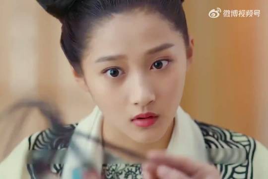 “女人惊恐的发现眼前的皮影人,竟是自己的好闺蜜”