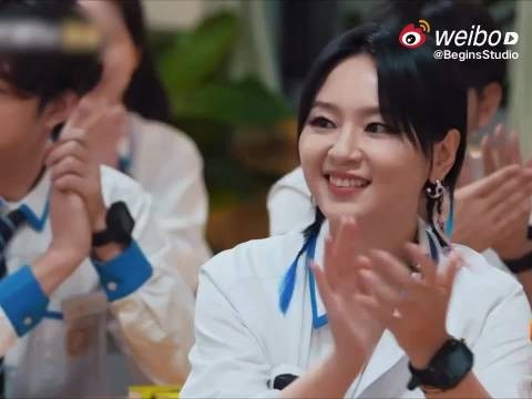 许凯张宥浩彭彭横抱周笔畅，笔笔绷直如人形立板