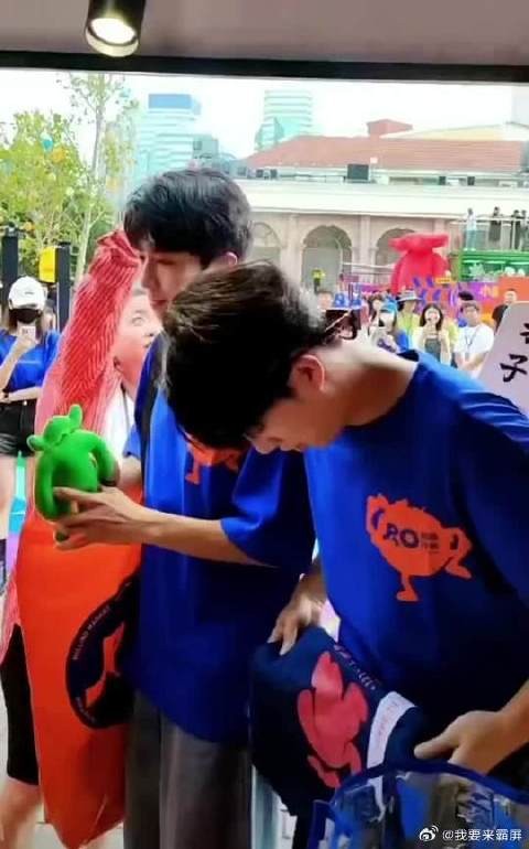 开始以为他会尴尬,结果被他爽到了!