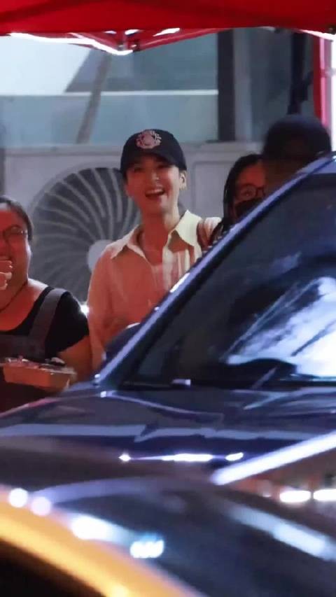 曾沛慈青春芒果夜彩排下班,和歌迷们热情的打招呼,状态特别好,期待舞台了!