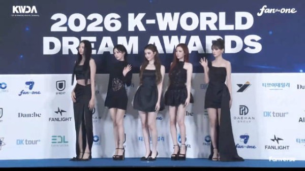 今天依然特别美的meovv KWDA2026蓝毯造型,大长腿女模