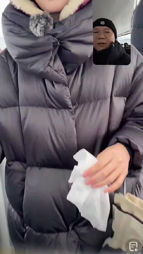 周冬雨录制《花儿与少年》被鸟屎砸中,不停擦