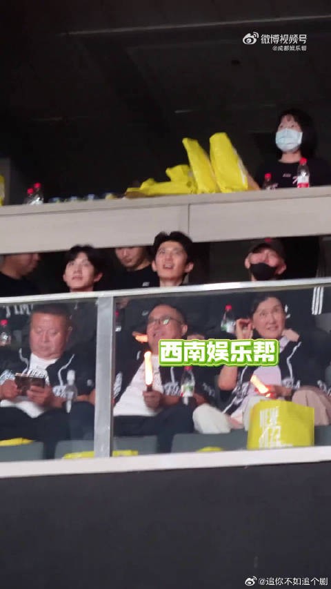 十个勤天又合体啦,几位哥哥来王一珩生日会,全程积极拍照留存画面