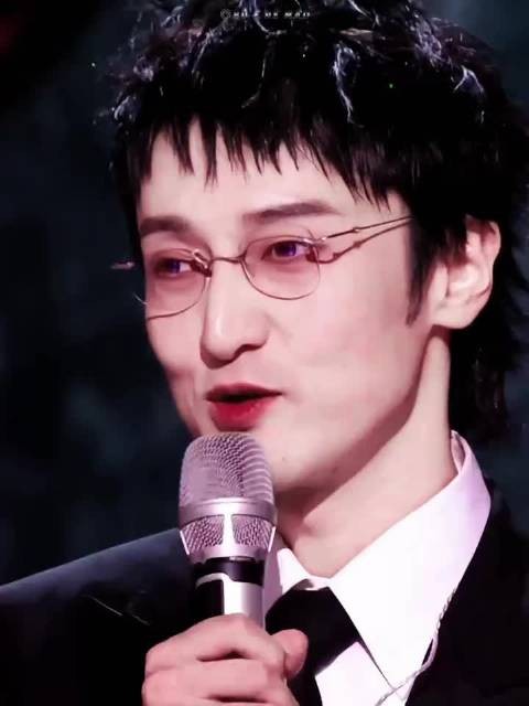 安安草原荡秋千上班,葫芦娃帮忙举品