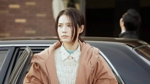女孩表面是个乖乖女,暗地里却是个变态杀人狂!