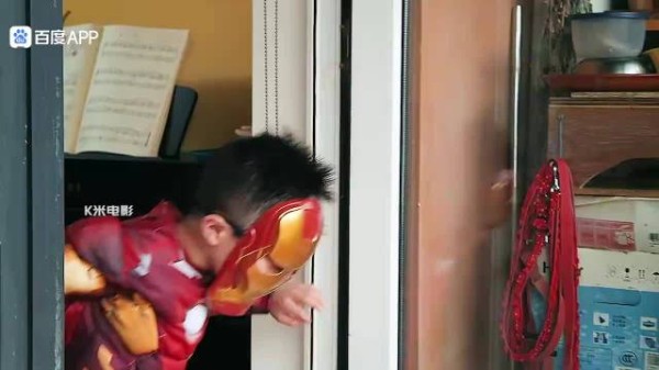 《快递侠》保安大哥只是被扎了一针，结果全身变成钢铁坏人