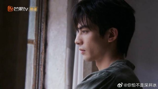 苗靖得知陈异才回到家乡,问他去哪里,陈异分心弄破手
