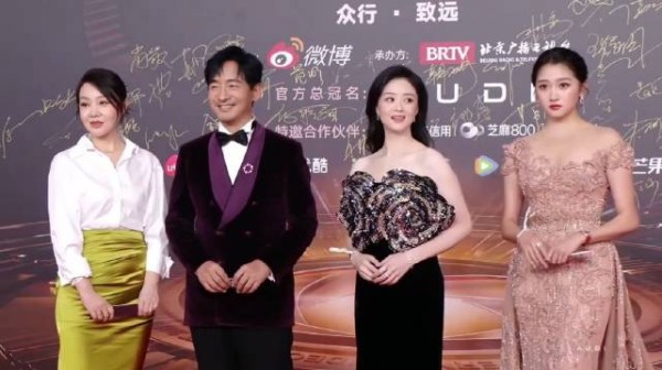 不愧是好婆媳!蒋欣红毯帮关晓彤整理裙摆,太贴心了!丨视界大会