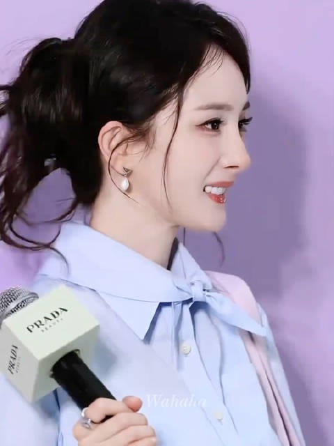 圆圆的眼睛,熟悉的月牙笑!刷到这个视频会眼前一亮,好漂亮的小幂! cr