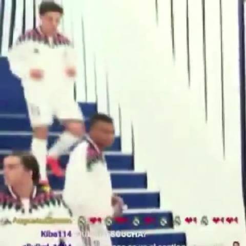 赛前来自小秘的亲亲