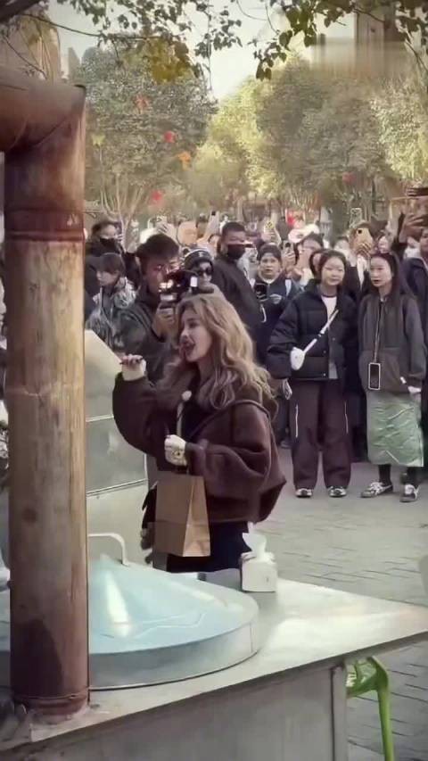 白鹿吃烤肉经纪人在旁边急死了！ 白鹿！你给我住嘴！