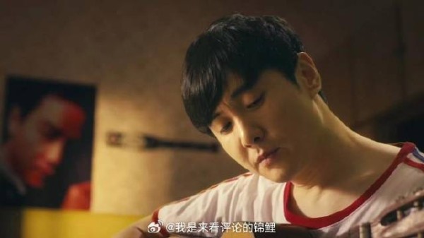 夏洛在房间弹吉他唱歌 妈妈看呆：照妖镜显灵了！