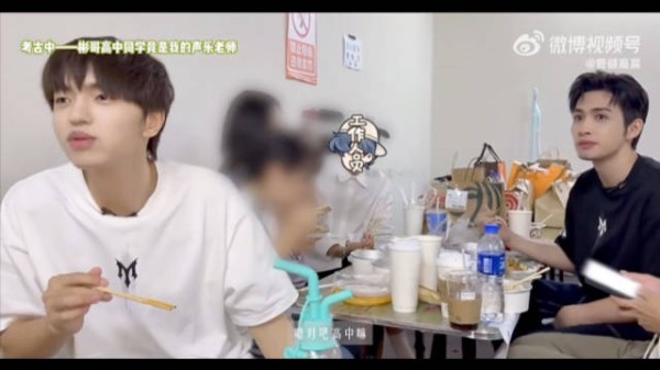 张彬彬高中同学成管健嘉晨声乐老师,笑称打到20年前
