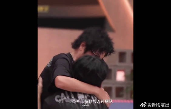看他哭的样子,就知道他有多珍惜别人对他的认可