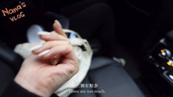 欧阳娜娜在车内给腿擦粉,这大长腿爱了爱了