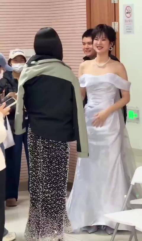 姚安娜身穿浮光锦，旁礼服似婚纱店