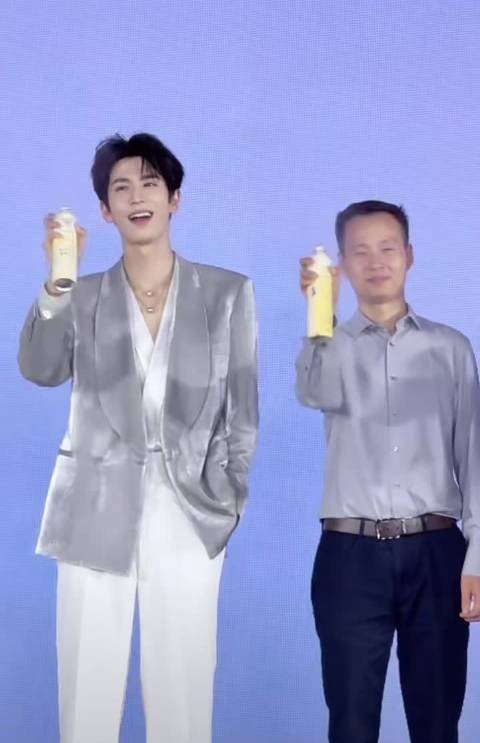 太细腻了!张凌赫很会喷!舞台之上,风度翩翩,凌赫颐莲发布会状态满分