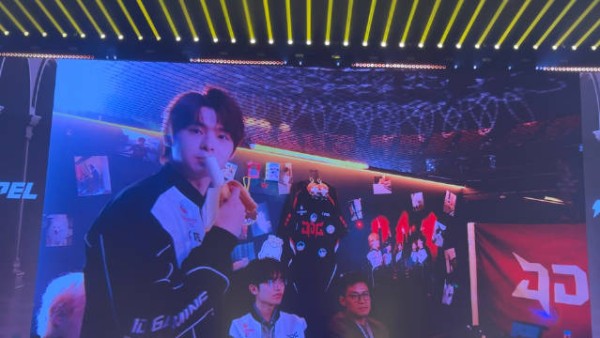 抓到一只超萌的小伞!@北京JDG-Paraboy :谁在看我吃