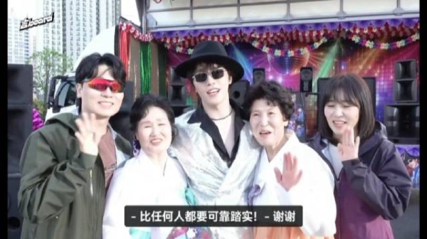 我们dino是在有爱的家庭的长大的孩子啊